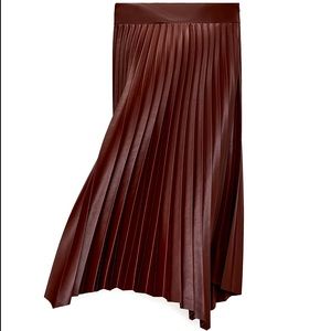 FAUX LEATHER PLEADED SKIRT